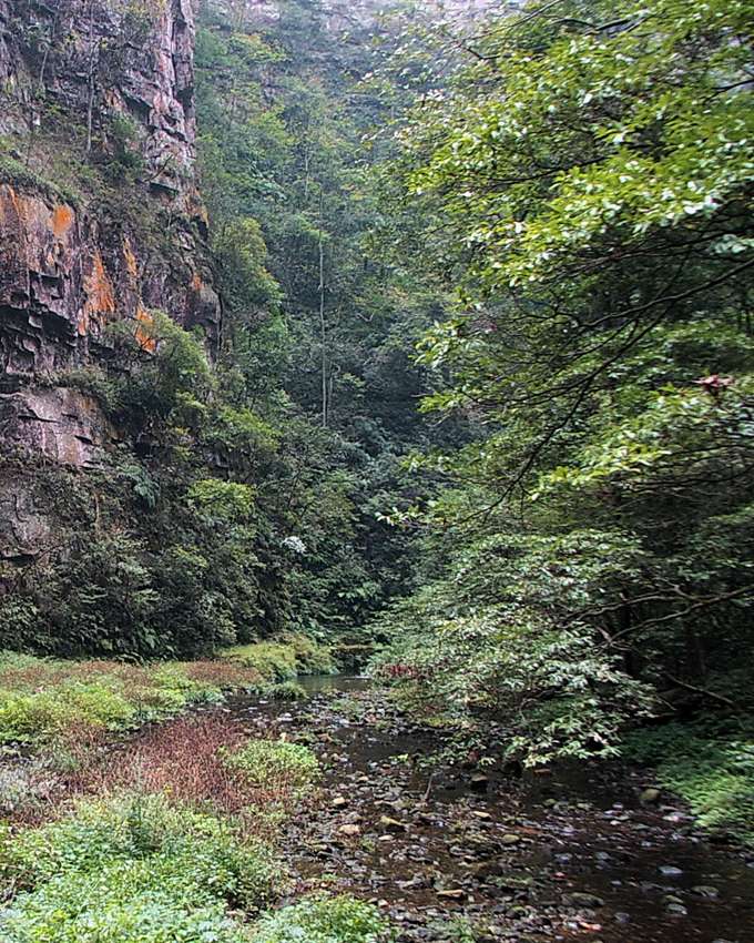 Jinbian Creek, the Golden Whip Stream, walking the valley floor